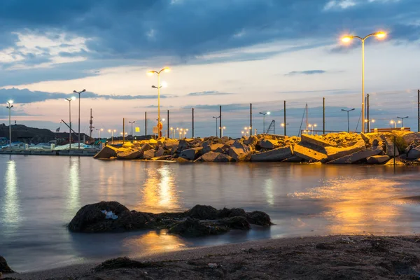 Nacht Meereslandschaft von Hafen und Strand von Tschernomorez, Bulgarien — Stockfoto