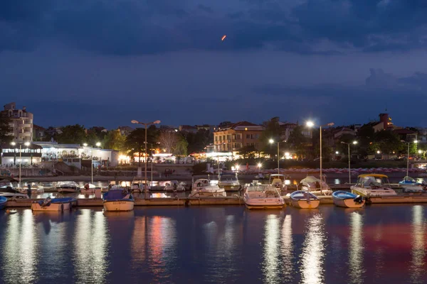 Seascape noc z portu i plaży w mieście Czernomorec, Bułgaria — Zdjęcie stockowe