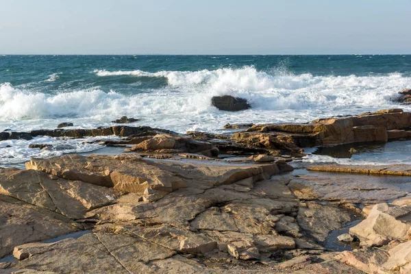 Chernomorets, Bulgaristan sahil şeridi taşlara gün batımı görünümü