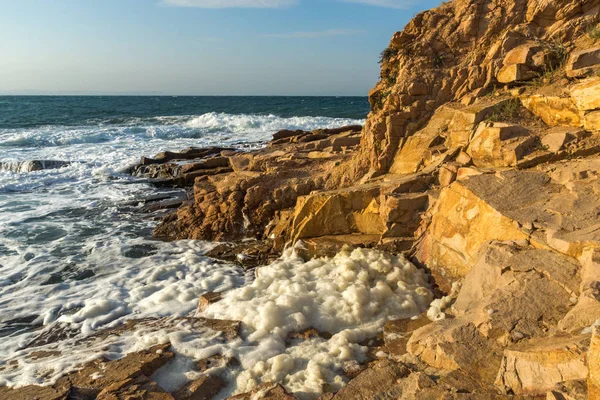 Chernomorets, Bulgaristan sahil şeridi taşlara gün batımı görünümü