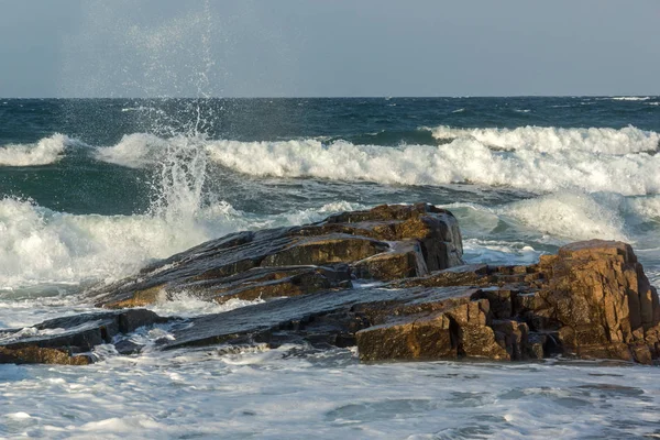 Chernomorets, Bulgaristan sahil şeridi taşlara gün batımı görünümü