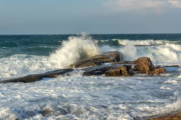Chernomorets, Bulgaristan sahil şeridi taşlara gün batımı görünümü