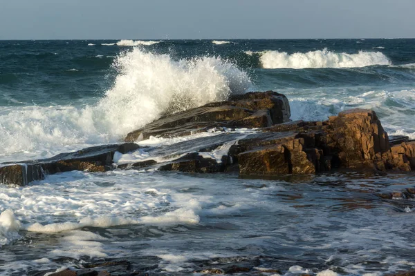 Chernomorets, Bulgaristan sahil şeridi taşlara gün batımı görünümü