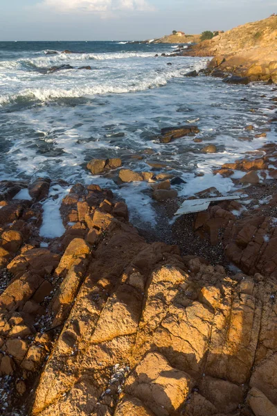 Chernomorets, Bulgaristan sahil şeridi taşlara gün batımı görünümü