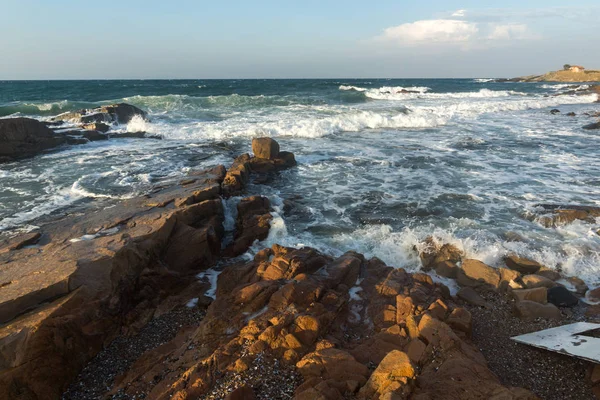 Vista del atardecer de las rocas en la costa de Chernomorets, Bulgaria —  Fotos de Stock