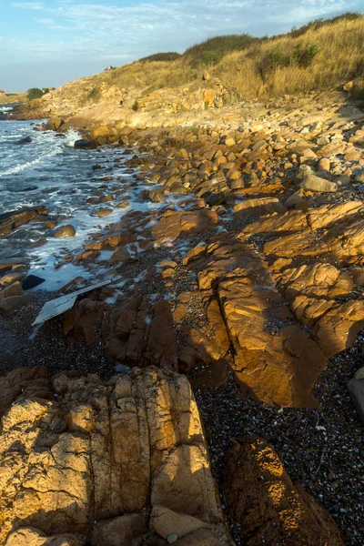 Chernomorets, Bulgaristan sahil şeridi taşlara gün batımı görünümü