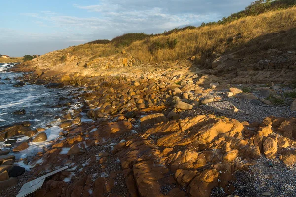 Solnedgång utsikt över klipporna vid kusten i Chernomorets, Bulgarien — Stockfoto