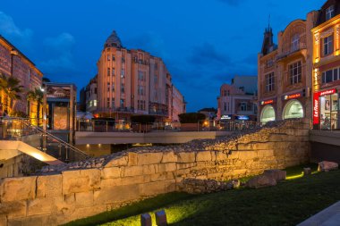 Plovdiv, Bulgaristan - 22 Ağustos 2017: Gece fotoğraf Knyaz Alexander ben şehir Plovdiv içinde Sokak,