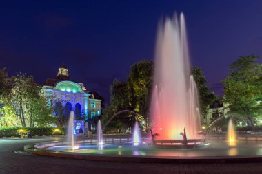Plovdiv, Bulgaristan - 22 Ağustos 2017: Belediye Binası ve Çeşme Filibe şehir gece fotoğrafı