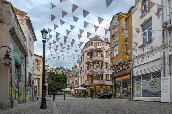 PLOVDIV, BULGÁRIA - 22 de agosto de 2017: Rua no distrito de Kapana, cidade de Plovdiv — Fotografia de Stock