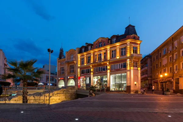 PLOVDIV, BULGÁRIA - 22 de agosto de 2017: Foto noturna da rua Knyaz Alexander I na cidade de Plovdiv , — Fotografia de Stock