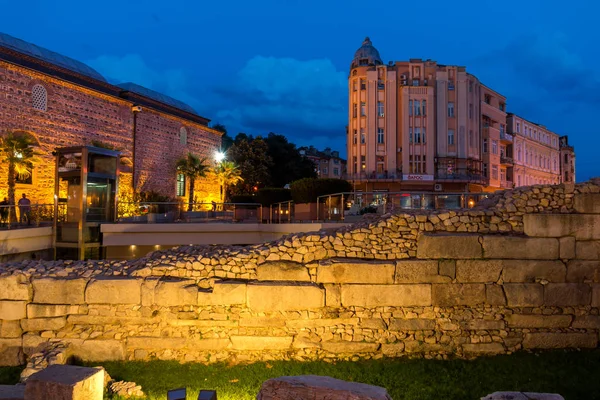 Plovdiv, Bulgaristan - 22 Ağustos 2017: Gece fotoğraf Knyaz Alexander ben şehir Plovdiv içinde Sokak