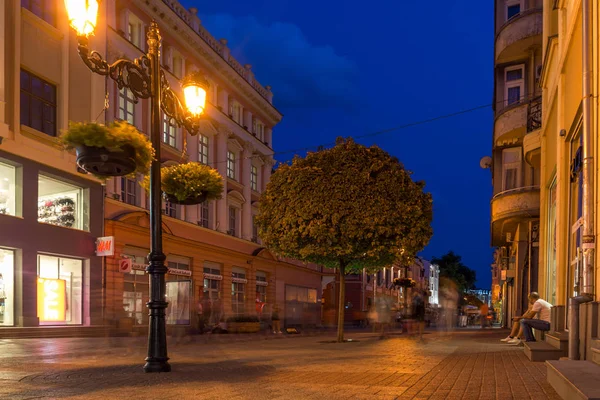 PLOVDIV, BULGARIA - 22 AGOSTO 2017: Foto notturna di via Knyaz Alessandro I nella città di Plovdiv — Foto Stock