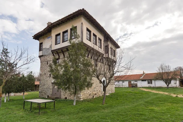 Vista incrível da Torre medieval de Angel Voivode no Mosteiro de Arapovo de Saint Nedelya, região de Plovdiv — Fotografia de Stock