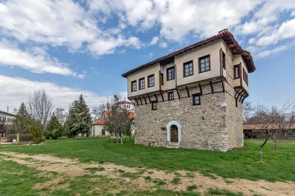 Prachtig uitzicht van middeleeuwse toren van Angel Voivode in Arapovo klooster van Saint Nedelya, Plovdiv regio — Stockfoto