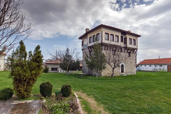 Incredibile vista della torre medievale di Angel Voivode nel Monastero di Arapovo di Santa Nedelya, regione di Plovdiv — Foto Stock