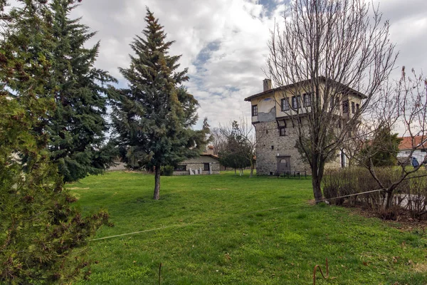 Incredibile vista della torre medievale di Angel Voivode nel Monastero di Arapovo di Santa Nedelya, regione di Plovdiv — Foto Stock