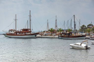 Chalkidiki, orta Makedonya, Yunanistan - 25 Ağustos 2014: Neos Marmaras Sithonia Yarımadası, Chalkidiki, orta Makedonya, panoramik manzaralı