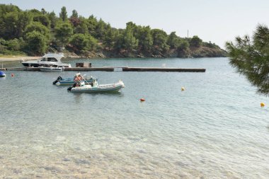 Chalkidiki, orta Makedonya, Yunanistan - 25 Ağustos 2014: Deniz manzarası Spalathronisia beach adlı Sithonia Yarımadası, Chalkidiki, orta Makedonya