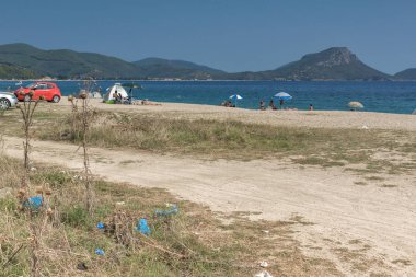 Chalkidiki, orta Makedonya, Yunanistan - 25 Ağustos 2014: Deniz manzarası Tristinika kumsalda Sithonia Yarımadası, Chalkidiki, orta Makedonya