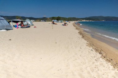 Chalkidiki, orta Makedonya, Yunanistan - 25 Ağustos 2014: Deniz manzarası Tristinika kumsalda Sithonia Yarımadası, Chalkidiki, orta Makedonya