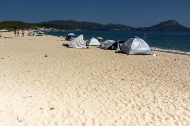Chalkidiki, orta Makedonya, Yunanistan - 25 Ağustos 2014: Deniz manzarası Tristinika kumsalda Sithonia Yarımadası, Chalkidiki, orta Makedonya