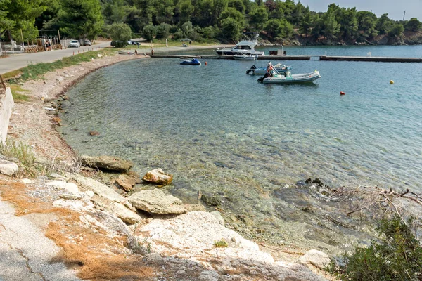 Chalkidiki, orta Makedonya, Yunanistan - 25 Ağustos 2014: Deniz manzarası Spalathronisia beach adlı Sithonia Yarımadası, Chalkidiki, orta Makedonya