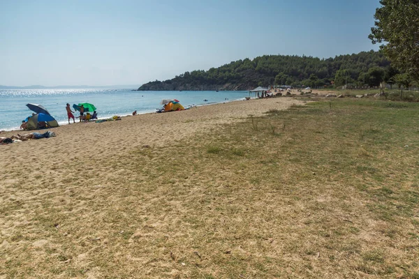 Chalkidiki, Centraal-Macedonië, Griekenland - 25 augustus 2014: Zeegezicht van Tristinikouda strand bij Sithonia schiereiland Chalkidiki, Centraal-Macedonië — Stockfoto