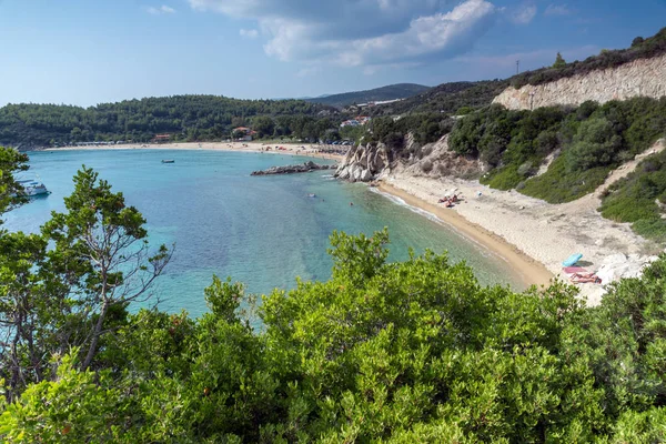 CHALKIDIKI, MACEDONIA CENTRAL, GRECIA - 25 DE AGOSTO DE 2014: Paisaje marino de la playa de Tristinikouda en la península de Sithonia, Chalkidiki, Macedonia Central — Foto de Stock