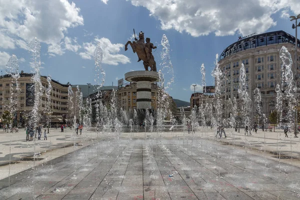 SKOPJE, REPUBLIC OF MACEDONIA - MAY  13, 2017: Skopje City Center and Alexander the Great Monument — Stock Photo, Image