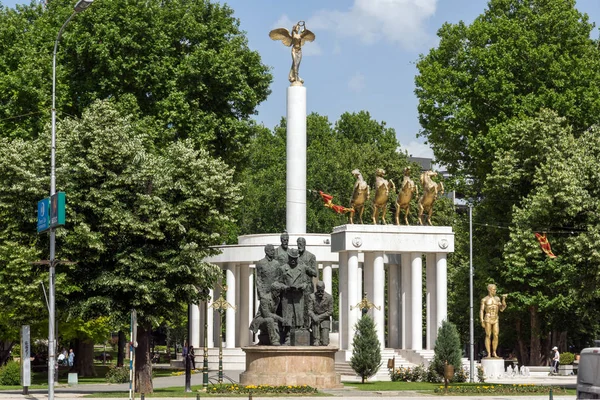 SKOPJE, REPUBLIC OF MACEDONIA - 13 мая 2017 года: Мемориал павшим героям в городе Скопье — стоковое фото