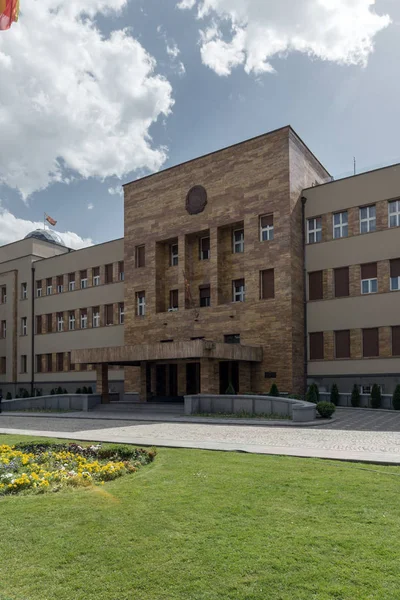 Skopje, Republik Mazedonien - 13. Mai 2017: Parlamentsgebäude in der Stadt Skopje — Stockfoto