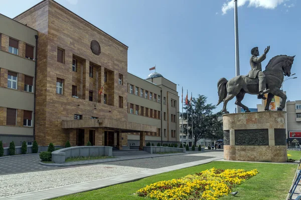 SKOPJE, REPÚBLICA DE MACEDONIA - 13 DE MAYO DE 2017: Bulding del Parlamento en la ciudad de Skopje — Foto de Stock