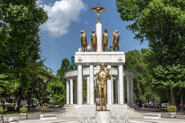 Skopje, Makedonien - 13 maj 2017: Memorial fallit hjältar i staden Skopje, — Stockfoto