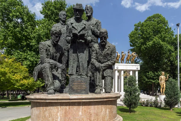 SKOPJE, REPÚBLICA DE MACEDONIA - 13 DE MAYO DE 2017: Memorial de los héroes caídos en la ciudad de Skopje — Foto de Stock