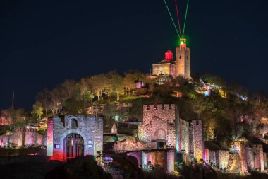 Veliko Tarnovo, Bulgaristan - 10 Nisan 2017: İkinci Bulgar İmparatorluğu Ortaçağ Kalesi Tsarevets, Veliko Tarnovo başkenti gece fotoğrafı