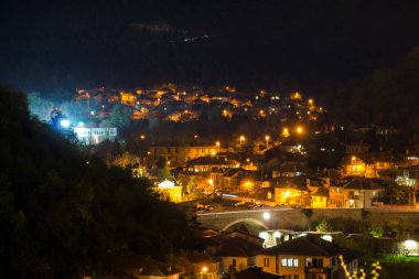 Veliko Tarnovo, Bulgaristan - 10 Nisan 2017: Gece fotoğraf Veliko Tarnovo şehir