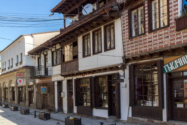 VELIKO TARNOVO, BULGARIA - 11 de abril de 2017: Casas en el casco antiguo de la ciudad de Veliko Tarnovo — Foto de Stock