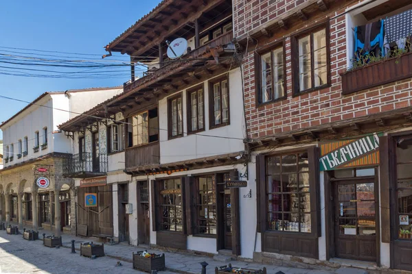VELIKO TARNOVO, BULGARIA - 11 de abril de 2017: Casas en el casco antiguo de la ciudad de Veliko Tarnovo — Foto de Stock