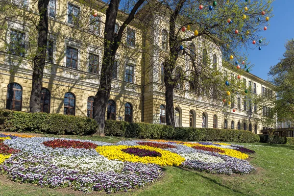 VELIKO TARNOVO, BULGARIA - 11 DE ABRIL DE 2017: Vista de primavera de la Facultad de Bellas Artes de la Universidad Veliko Tarnovo — Foto de Stock