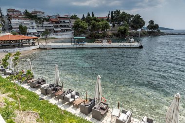 Chalkidiki, orta Makedonya, Yunanistan - 25 Ağustos 2014: Sahil Panorama, kasaba, Neos Marmaras Sithonia Yarımadası, Chalkidiki, Yunanistan