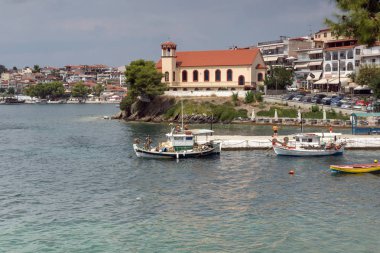 Chalkidiki, orta Makedonya, Yunanistan - 25 Ağustos 2014: Sahil Panorama, kasaba, Neos Marmaras Sithonia Yarımadası, Chalkidiki, Yunanistan
