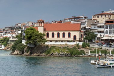 Chalkidiki, orta Makedonya, Yunanistan - 25 Ağustos 2014: Sahil Panorama, kasaba, Neos Marmaras Sithonia Yarımadası, Chalkidiki, Yunanistan