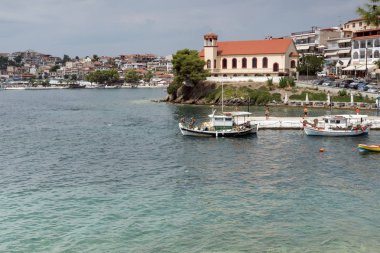 Chalkidiki, orta Makedonya, Yunanistan - 25 Ağustos 2014: Sahil Panorama, kasaba, Neos Marmaras Sithonia Yarımadası, Chalkidiki, Yunanistan