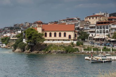 Chalkidiki, orta Makedonya, Yunanistan - 25 Ağustos 2014: Sahil Panorama, kasaba, Neos Marmaras Sithonia Yarımadası, Chalkidiki, Yunanistan