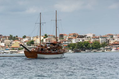 Chalkidiki, orta Makedonya, Yunanistan - 25 Ağustos 2014: Sahil Panorama, kasaba, Neos Marmaras Sithonia Yarımadası, Chalkidiki, Yunanistan