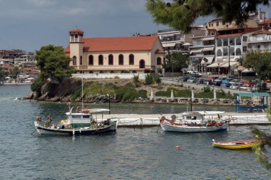 Chalkidiki, orta Makedonya, Yunanistan - 25 Ağustos 2014: Sahil Panorama, kasaba, Neos Marmaras Sithonia Yarımadası, Chalkidiki, Yunanistan