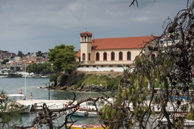 Chalkidiki, orta Makedonya, Yunanistan - 25 Ağustos 2014: Sahil Panorama, kasaba, Neos Marmaras Sithonia Yarımadası, Chalkidiki, Yunanistan