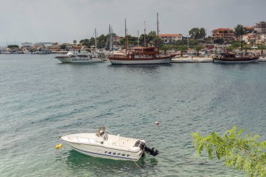 Chalkidiki, orta Makedonya, Yunanistan - 25 Ağustos 2014: Sahil Panorama, kasaba, Neos Marmaras Sithonia Yarımadası, Chalkidiki, Yunanistan