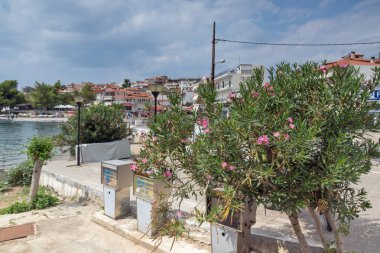 Chalkidiki, orta Makedonya, Yunanistan - 25 Ağustos 2014: Sahil Panorama, kasaba, Neos Marmaras Sithonia Yarımadası, Chalkidiki, Yunanistan